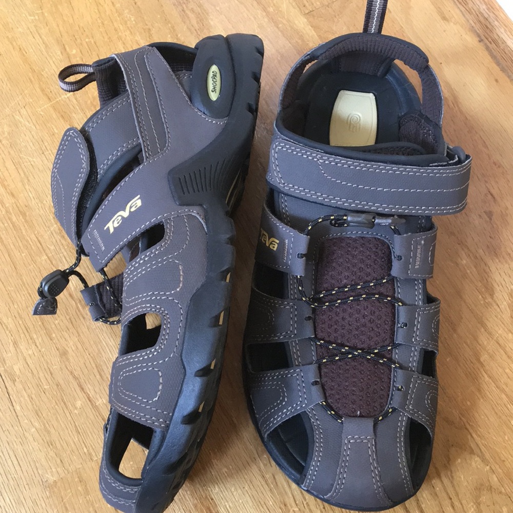 Teva Forebay Fisherman men's size 9 brown sandals